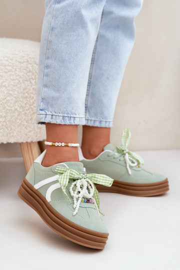 À modalo de tênis Feminino com uma plataforma com lindos detalhes cor verde Vinness 2