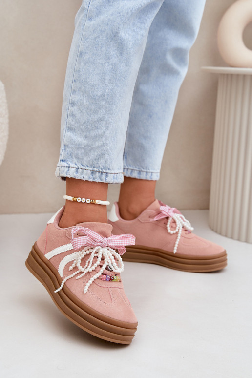 À modalo de tênis Feminino com uma plataforma com lindos detalhes cor rosa Vinness À modalo de tênis Feminino com uma plataforma com lindos detalhes cor rosa Vinness