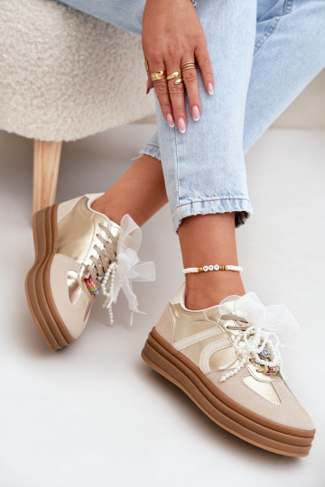 Tênis modelo batai feminino com plataforma e detalhes bonitos nas cores areia-ouro Vinness
