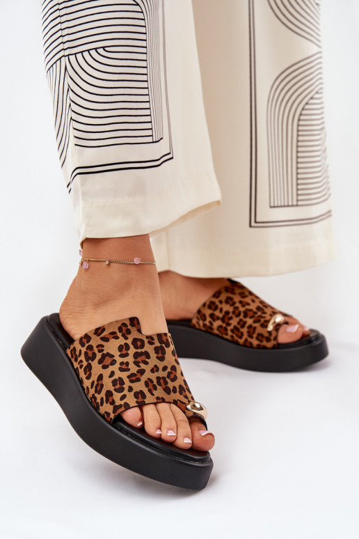 Chinelos femininos com uma plataforma I Niskim Koturnie Com decorações Detalem com padrões de pele de leopardo cor marrom Saqess