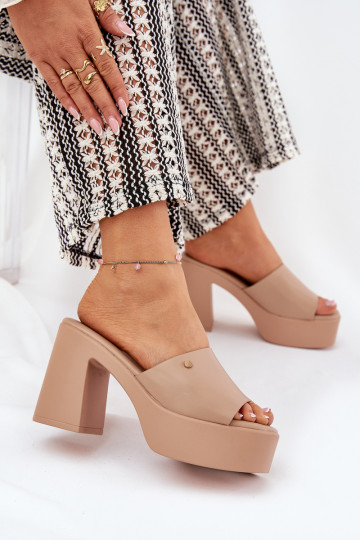 Chinelo feminino em couro ecológico com salto e plataforma na cor chaki Tamirella