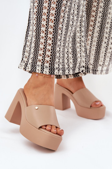 Chinelo feminino em couro ecológico com salto e plataforma na cor chaki Tamirella 2