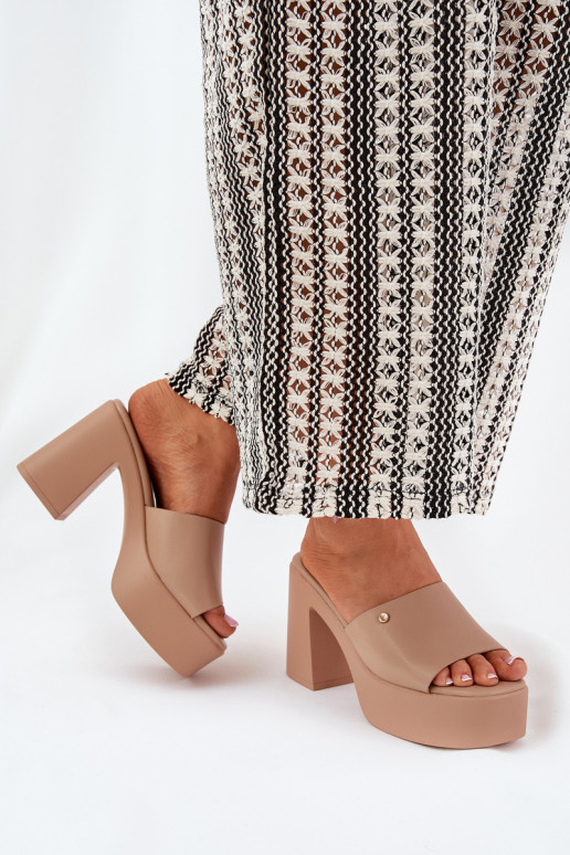 Feminino Chinelos de couro ecológico com salto e plataforma cor cáqui Tamirella