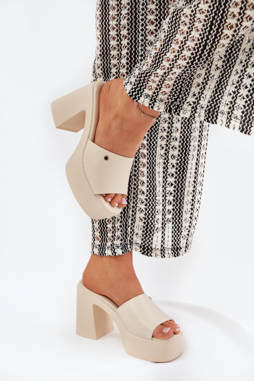 Chinelo feminino em couro ecológico com salto e plataforma na cor marfim Tamirella 2