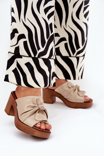 Chinelos femininos com salto de couro ecológico bege Kikilla 2