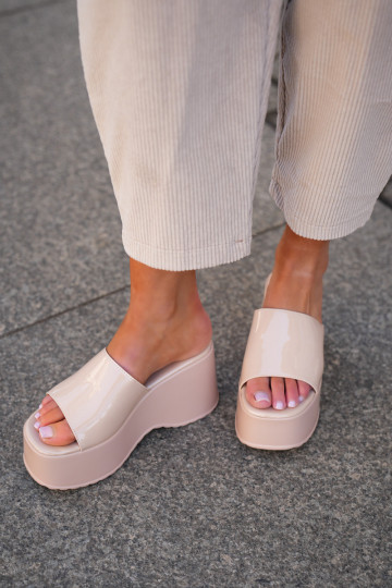 Chinelos Femininos com efeito de verniz e plataforma I Coturnie na cor areia Nellevia