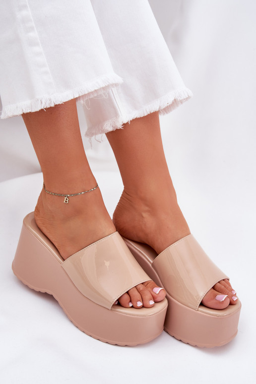 Chinelos Femininos com efeito de verniz e plataforma I Coturnie na cor areia Nellevia