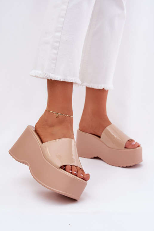 Chinelos Femininos com efeito de verniz e plataforma I Coturnie na cor areia Nellevia