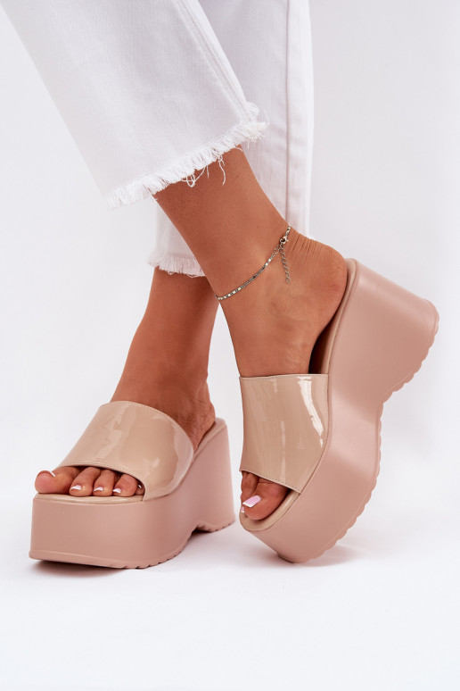 Chinelos Femininos com efeito de verniz e plataforma I Coturnie na cor areia Nellevia
