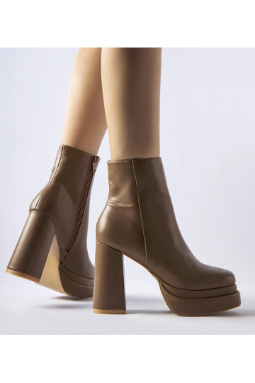 Botins marrons com salto...