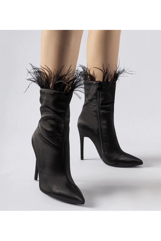 Botins pretos decorados com penas...
