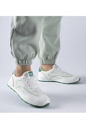 Tênis brancos e verdes...